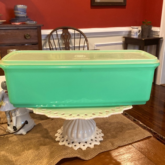 Tupperware Classic green bread keeper with removable grate. - Picture 2 of 7